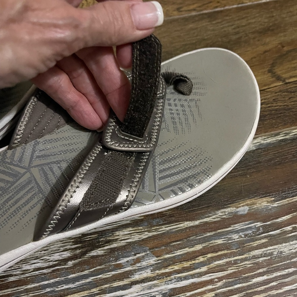 Like New Clarks Cloudstepper Sandal Size 10 - Picture 9 of 12